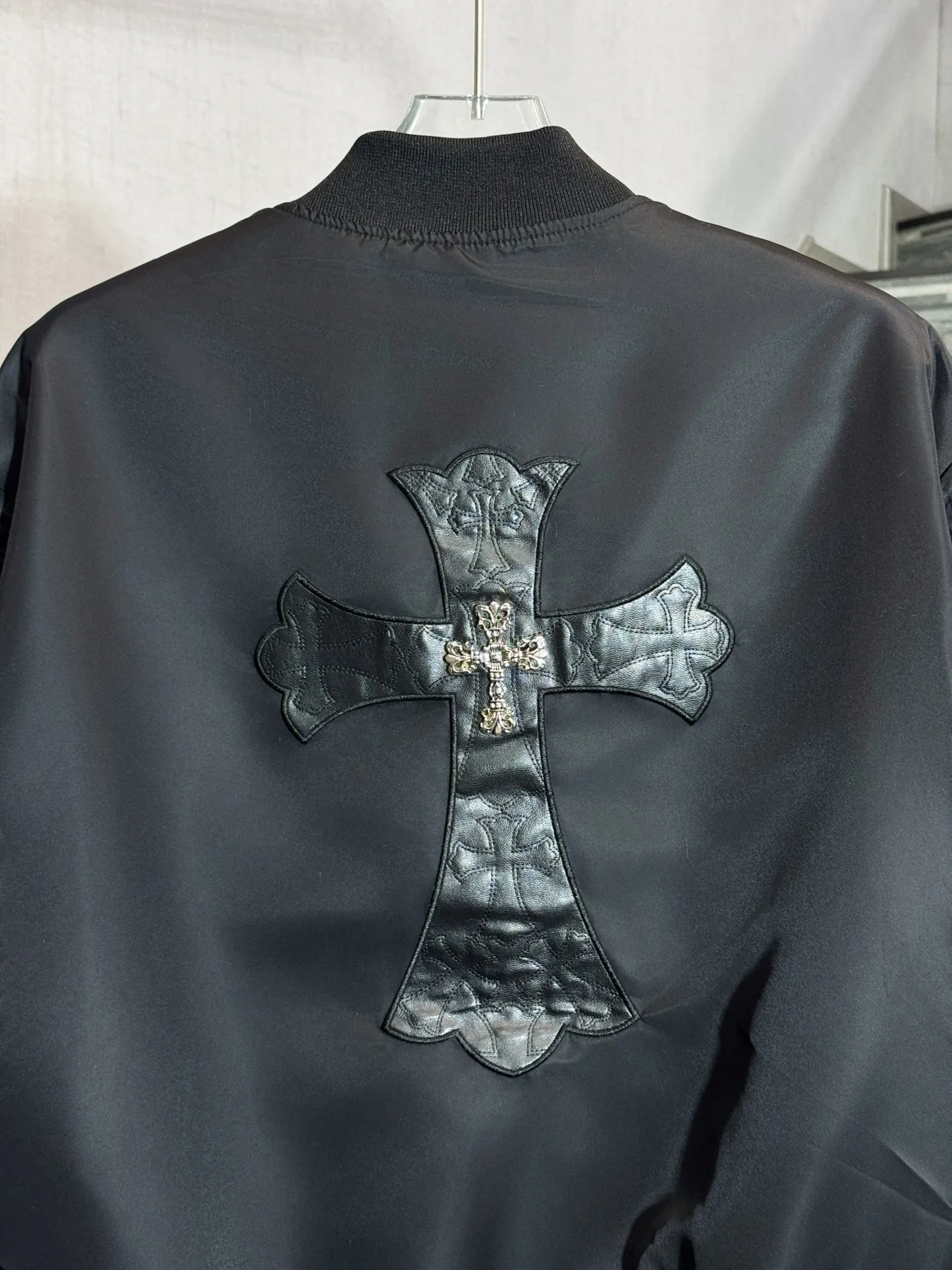 P420 model number: HE409 Chromehearts-Chrome heart plus velvet leather zipper baseball cotton jacket The fabric is made of windproof polyester. The upper body is windproof and cold-proof in winter. The lining is made of plush wool, which is absolutely warm and comfortable. The threads of the collar and hem are made of elastic pure cotton threads of the same color and color. The original logo Croix heart cross leather label is customized to highlight the characteristics of the clothes. The original hardware double-pull zipper. The overall upper body of the clothes is very good-looking. It is made by a famous factory and has the original original label. It has all three labels. You can buy it with confidence.  Color: Picture color Size: S M L XL